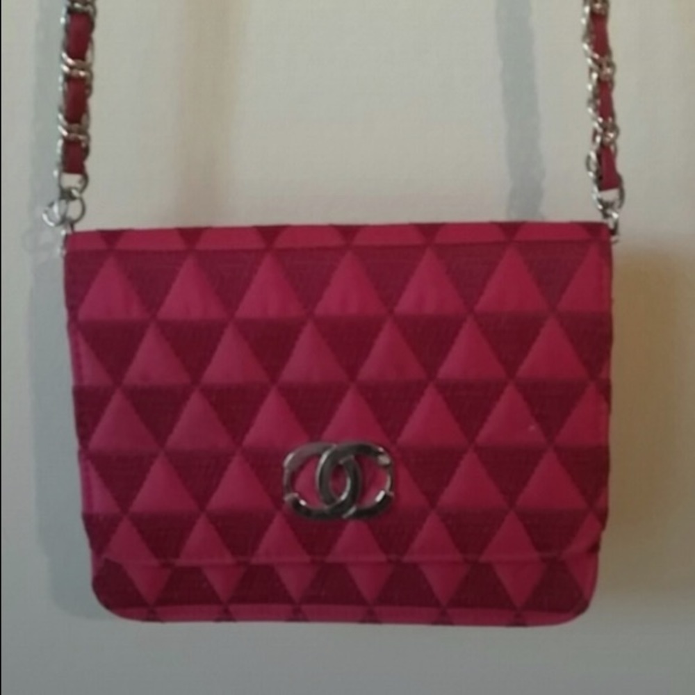 🛍 ❤️Red & Gold Chain Purse🛍❤️ - Picture 2 of 5